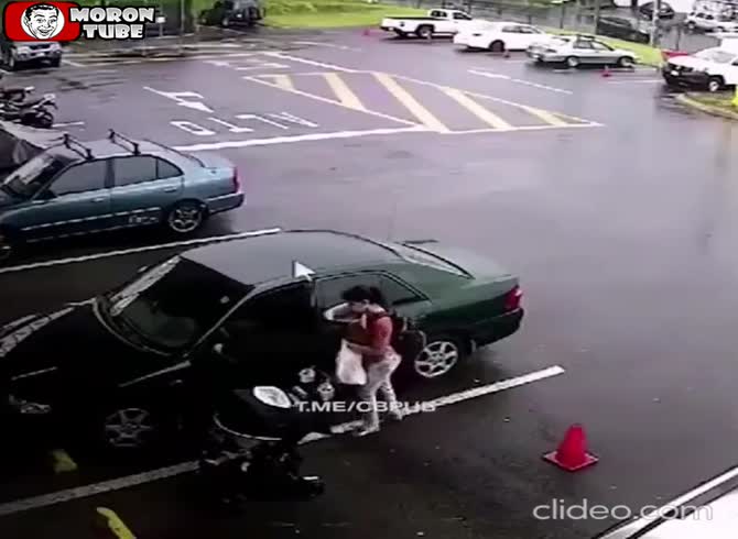 Video :An infant in a stroller is recklessly approaching the road!